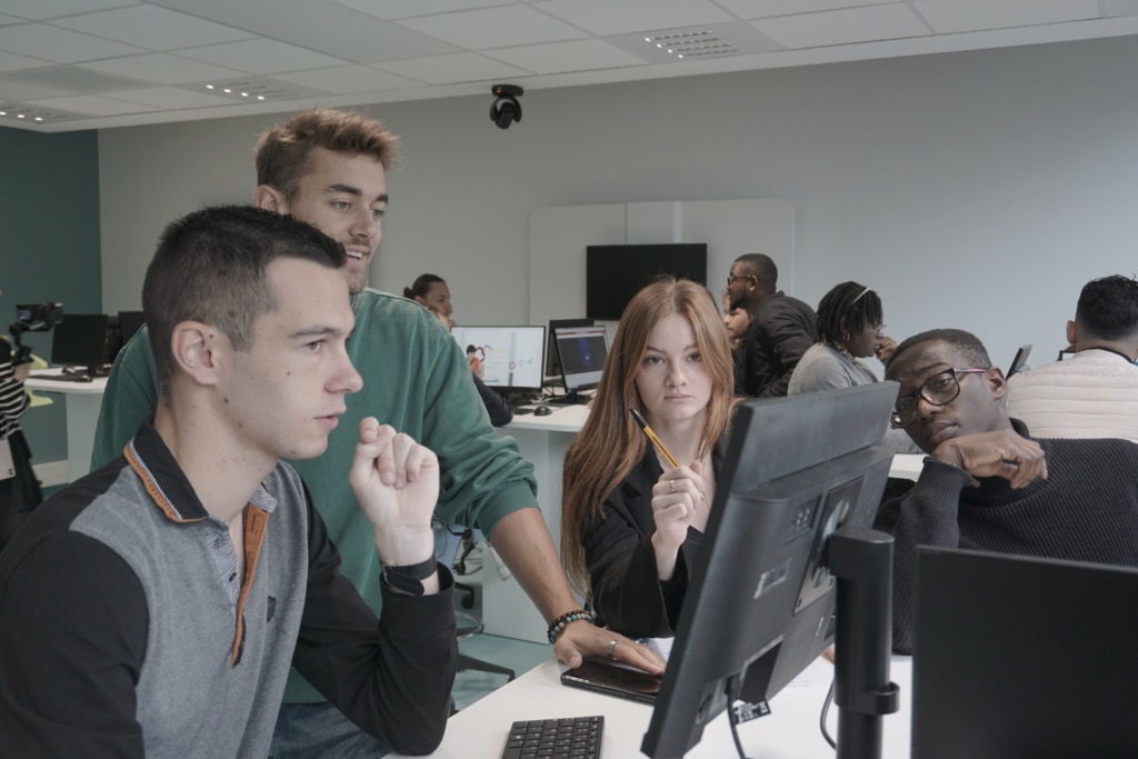 Choisir l'Esaip : 
Innovation - un groupe d'élèves travaille en mode projet