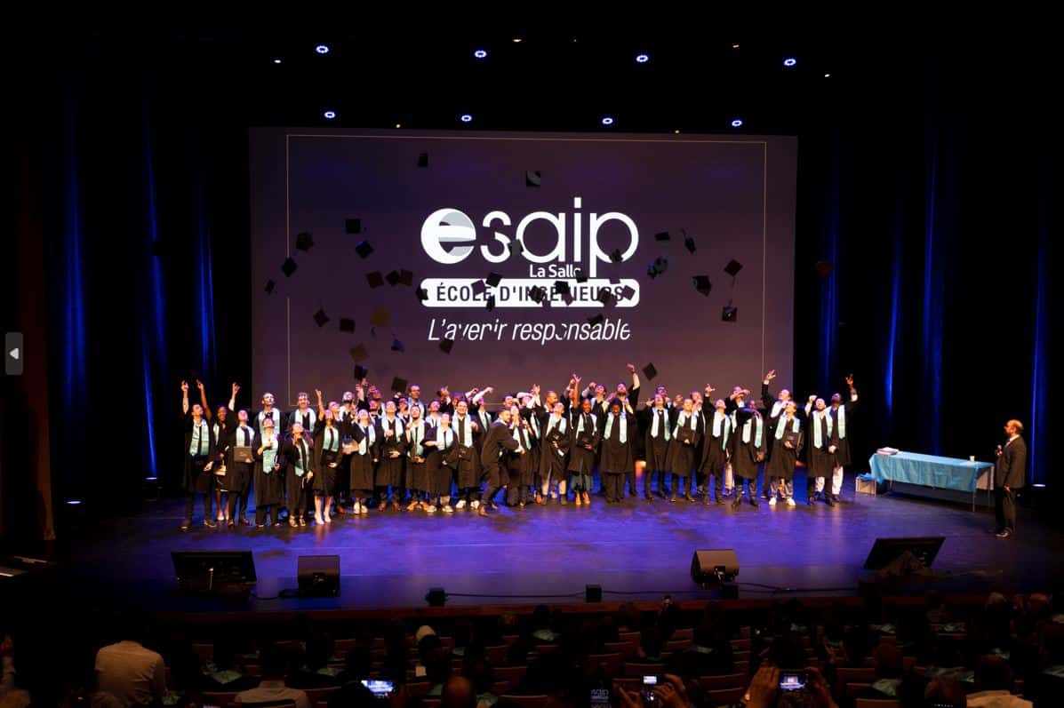 Le traditionnel lancé de chapeau des diplômés