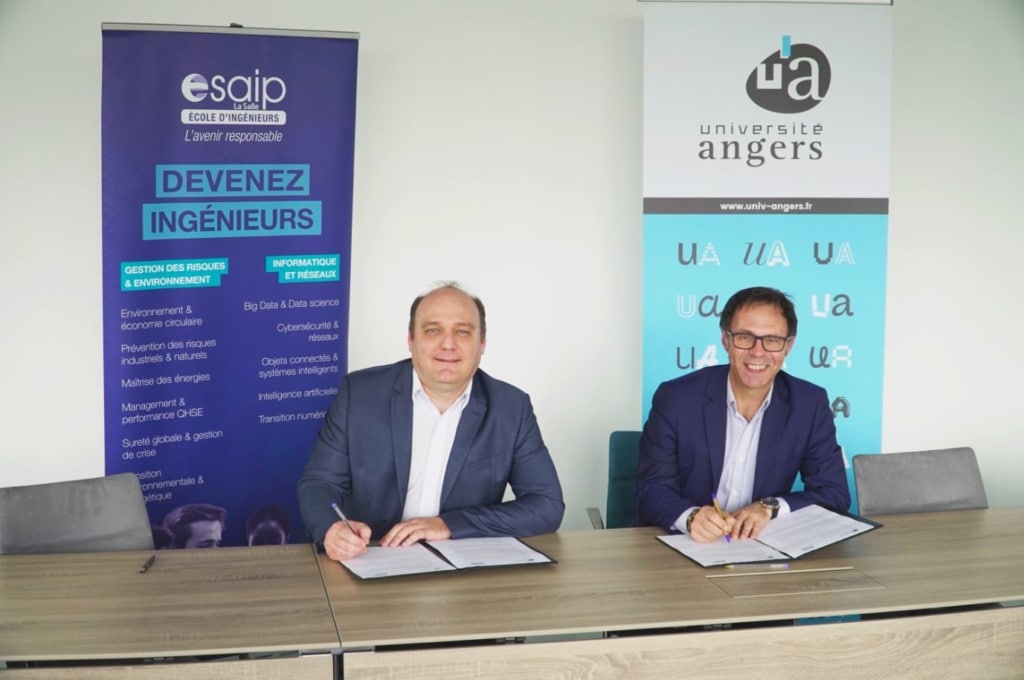 La signature du partenariat entre l'ESAIP et l'Université d'Angers. En présence de Christophe Rouvrais, DG de l'Esaip et de Christian Roblédo, Président de l’Université d’Angers.