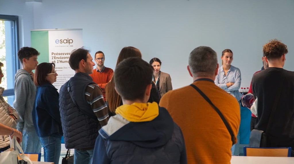 Lycéens et parent au forum d'orientation