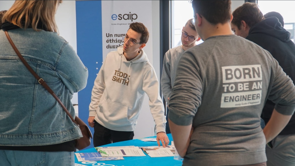 Etudiant présentant les différents parcours d'ingénieur