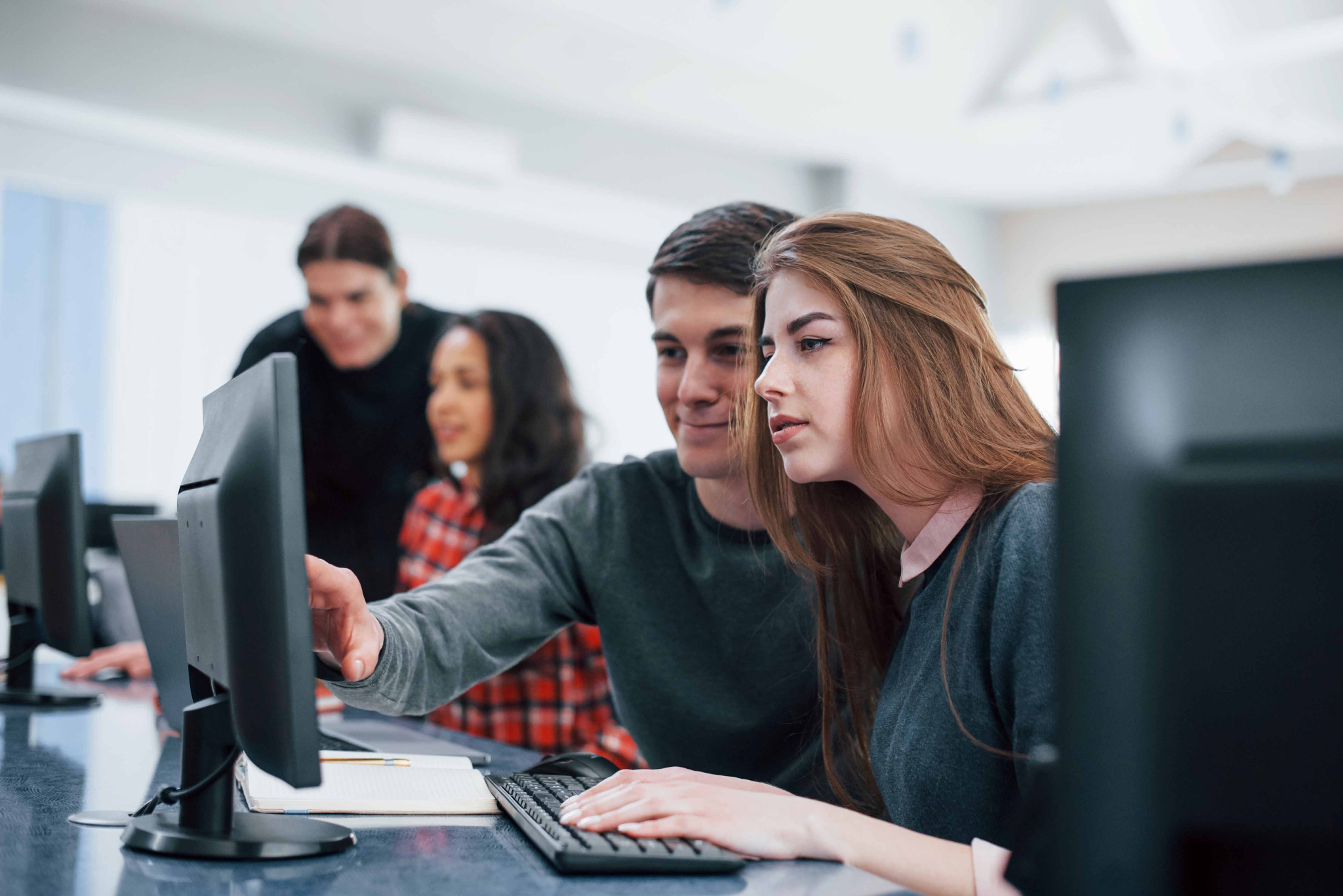 Illustration d'étudiants travaillent sur un ordinateur.