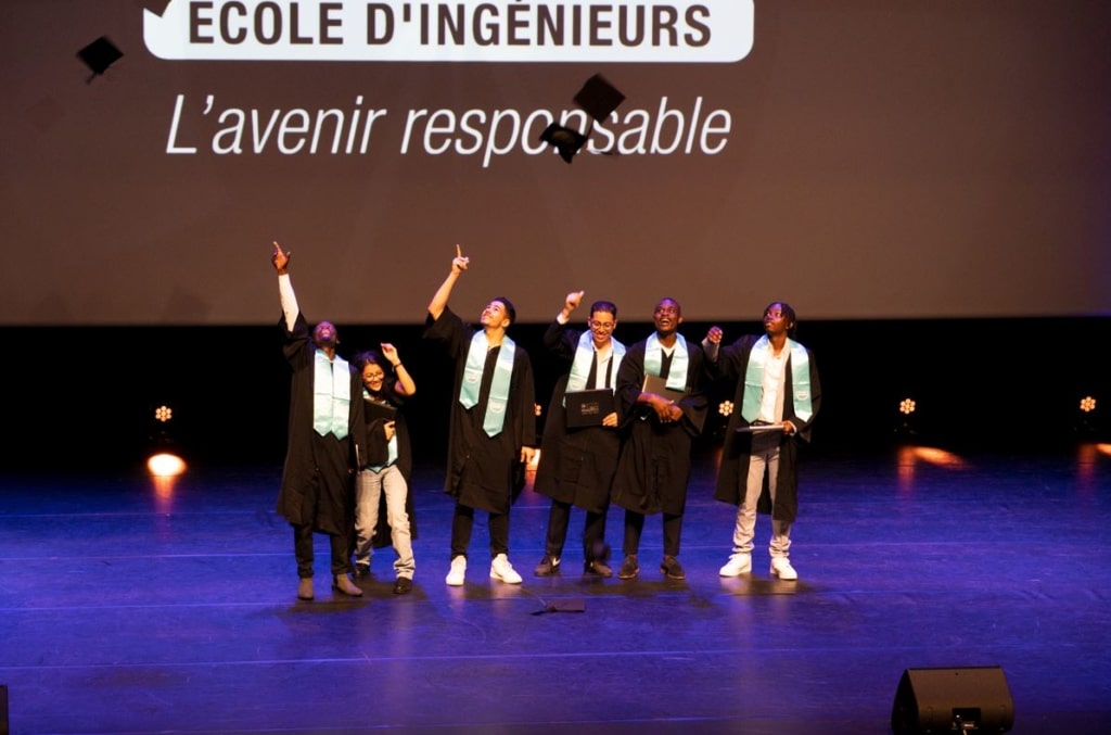 Le traditionnel lancé de chapeau des diplômés