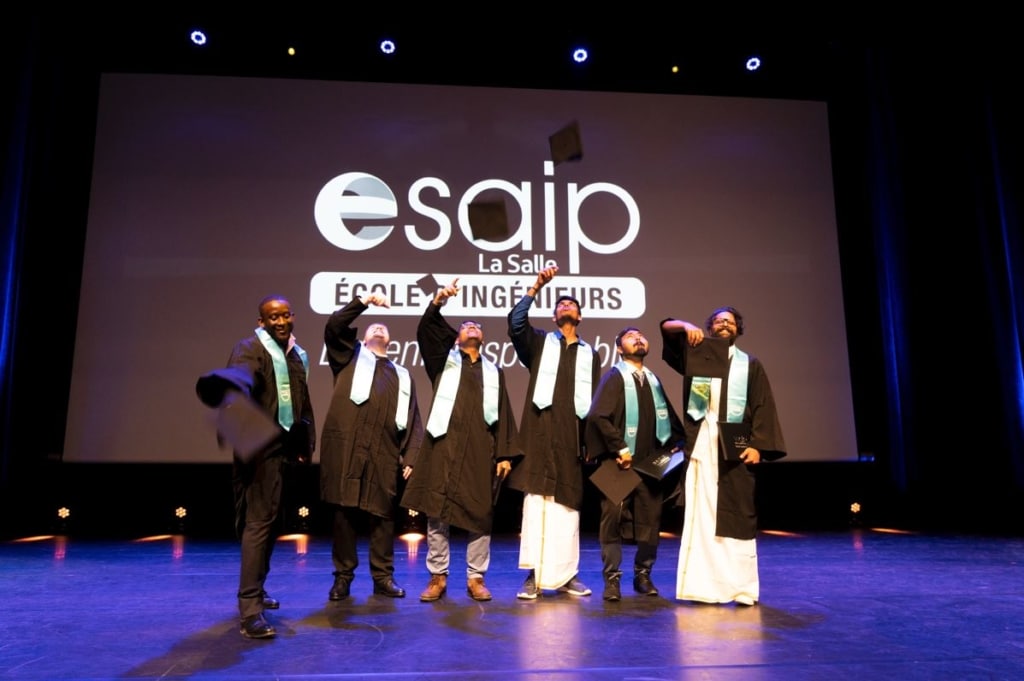 Le traditionnel lancé de chapeau des diplômés