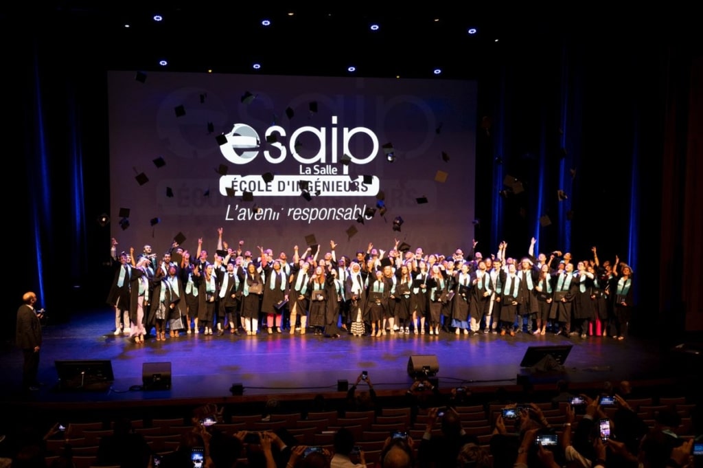 Le traditionnel lancé de chapeau des diplômés