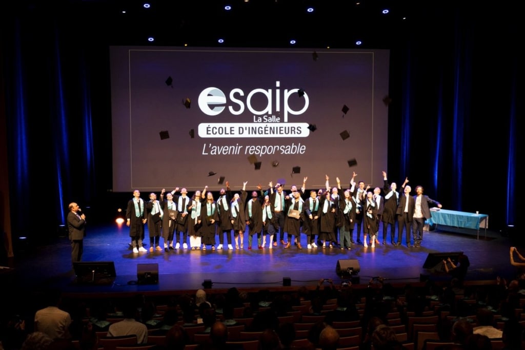 Le traditionnel lancé de chapeau des diplômés