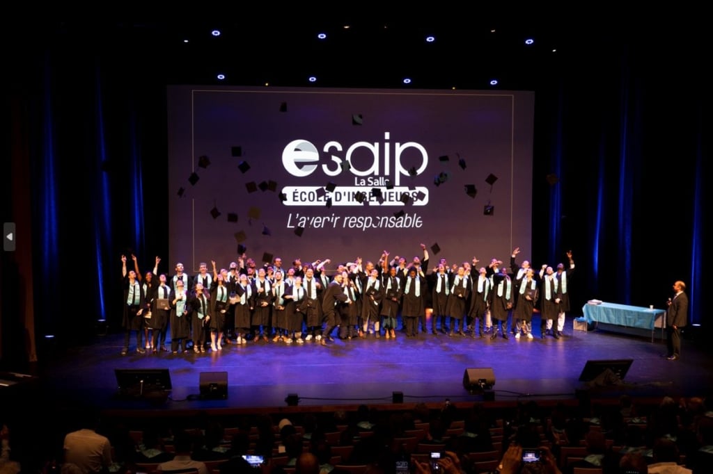 Le traditionnel lancé de chapeau des diplômés
