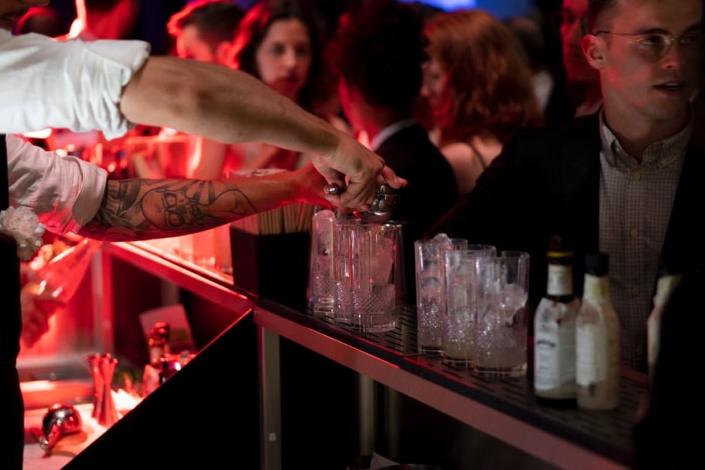 Le bar à cocktails de la soirée de gala de la remise de diplômes