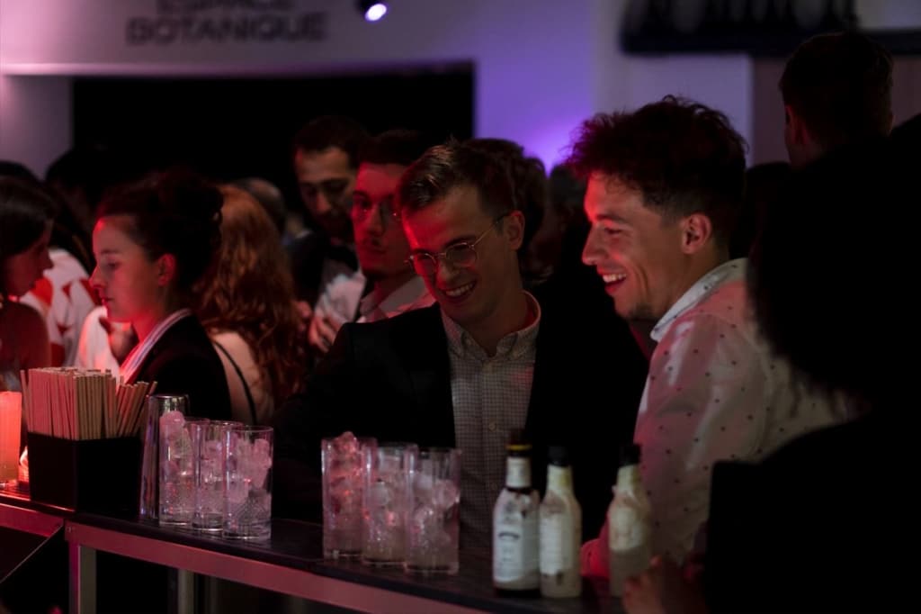 Le bar à cocktails de la soirée de gala de le remise de diplômes