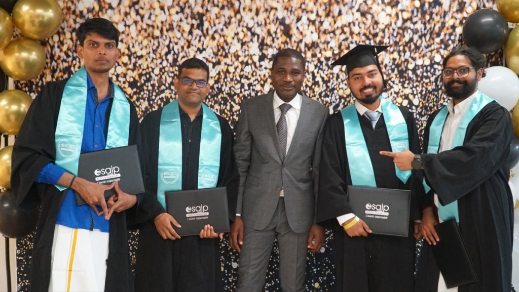 De jeunes diplômés Esaip en présence de Charles-Alexis Moutymbo, Enseignant-Chercheur et Pilote des Cycles Bachelor