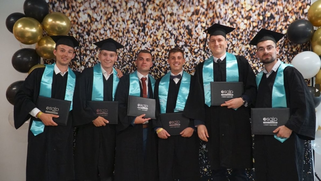 De jeunes diplômés lors d'une session photocall