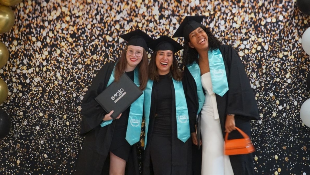 De jeunes diplômés lors d'une session photocall