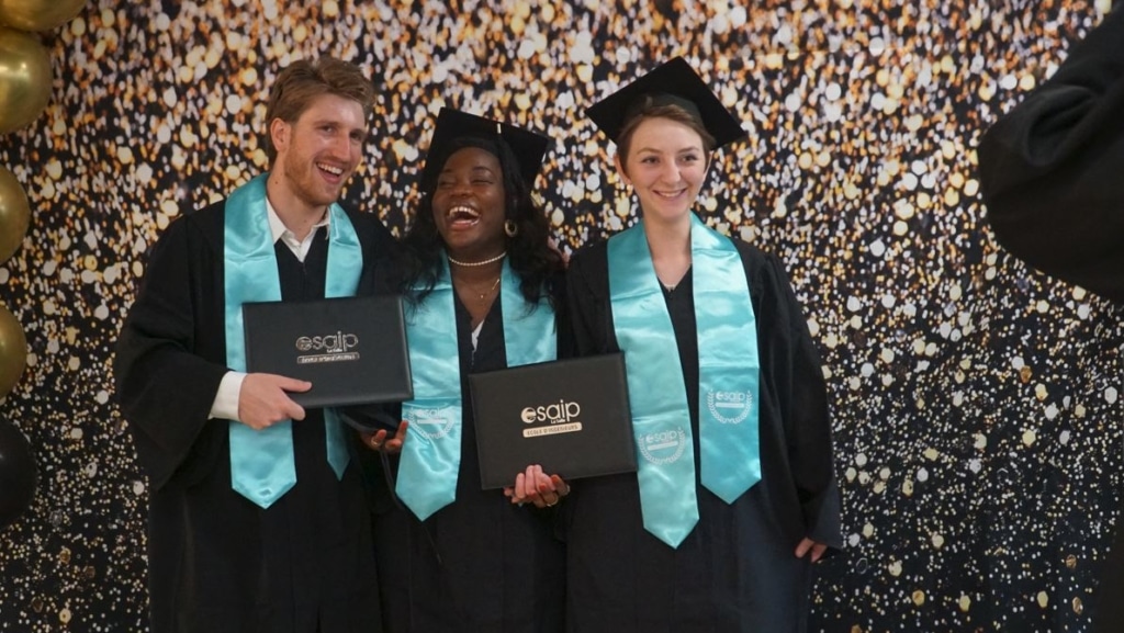 De jeunes diplômés lors d'une session photocall