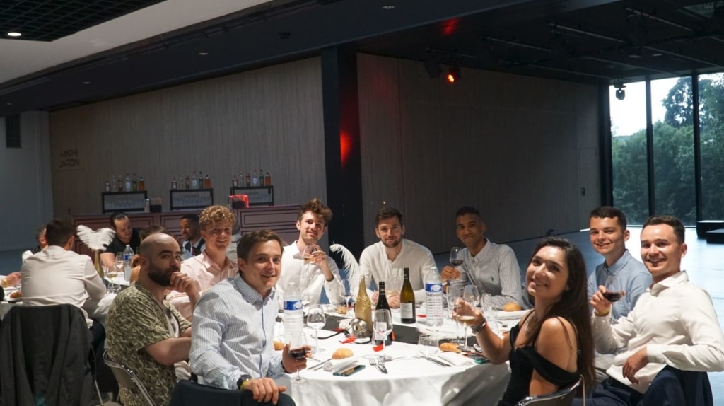 De jeunes diplômés Esaip lors du dîner de gala de la remise de diplômes