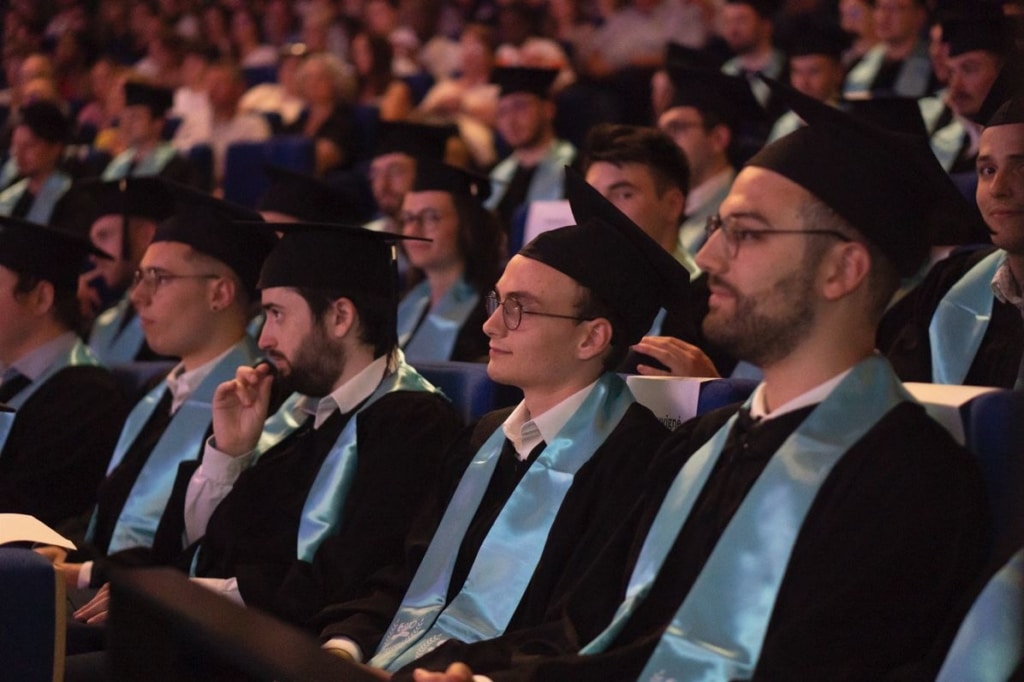 Les diplômés lors de la remise des diplômes, Gala Esaip 2023.