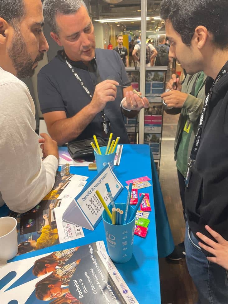 Un atelier sur le stand de l'Esaip au salon leHACK a Paris