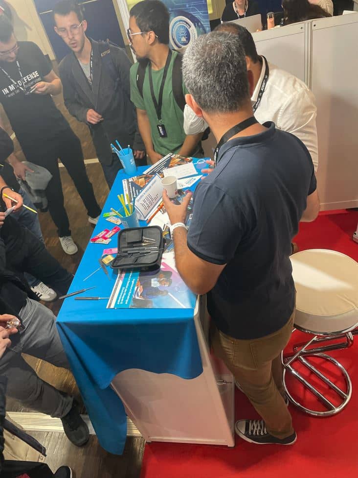 Un atelier sur le stand de l'Esaip au salon leHACK a Paris
