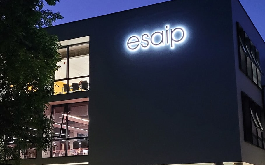Le nouveau bâtiment de l'Esaip à la nuit tombée